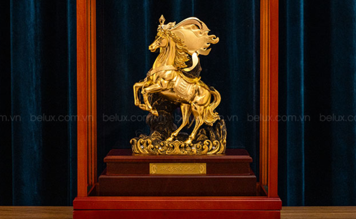 Tượng ngựa nhất mã dát vàng 24k