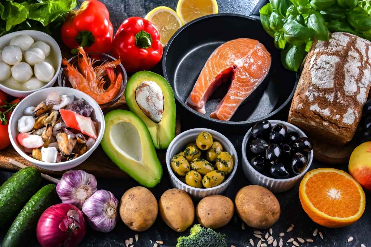 Chế độ ăn Địa Trung Hải ưu tiên các béo giàu Omega-3 và dầu ô liu.