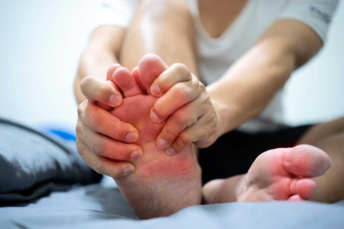 Bệnh gút có những cơn kịch phát gây đau đớn, sưng đỏ, viêm khớp.