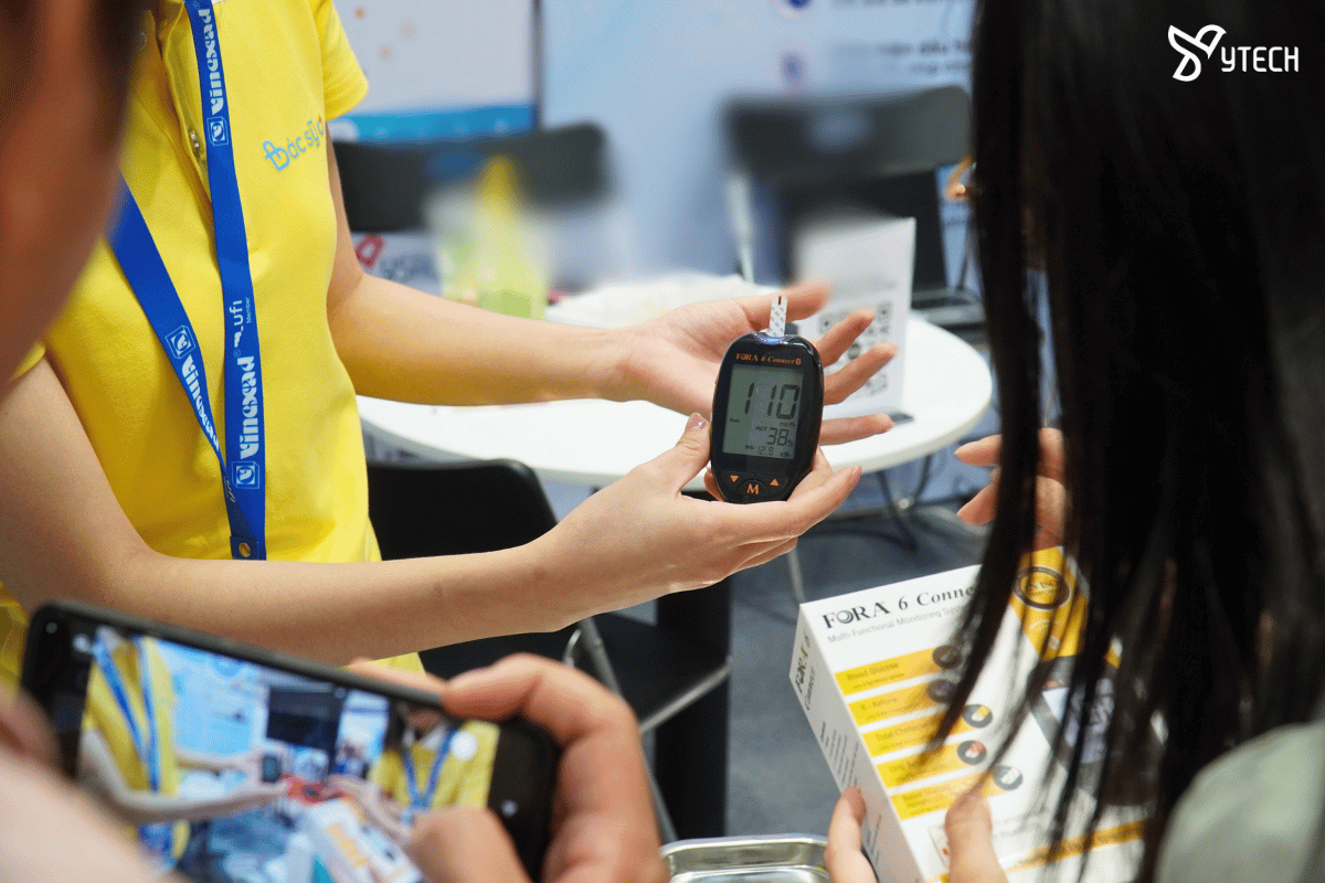 Khách hàng xem cách sử dụng sản phẩm Fora 6 Connect.