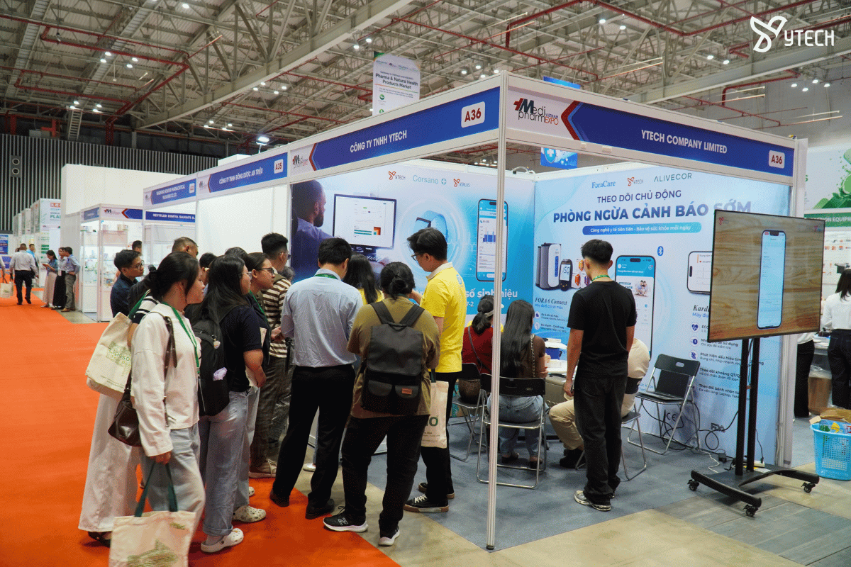 Nhiều khách hàng ghé xem và trải nghiệm sản phẩm của YTech.