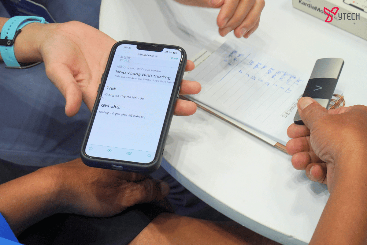 Khách hàng trải nghiệm máy đo điện tim KardiaMobile 6L.
