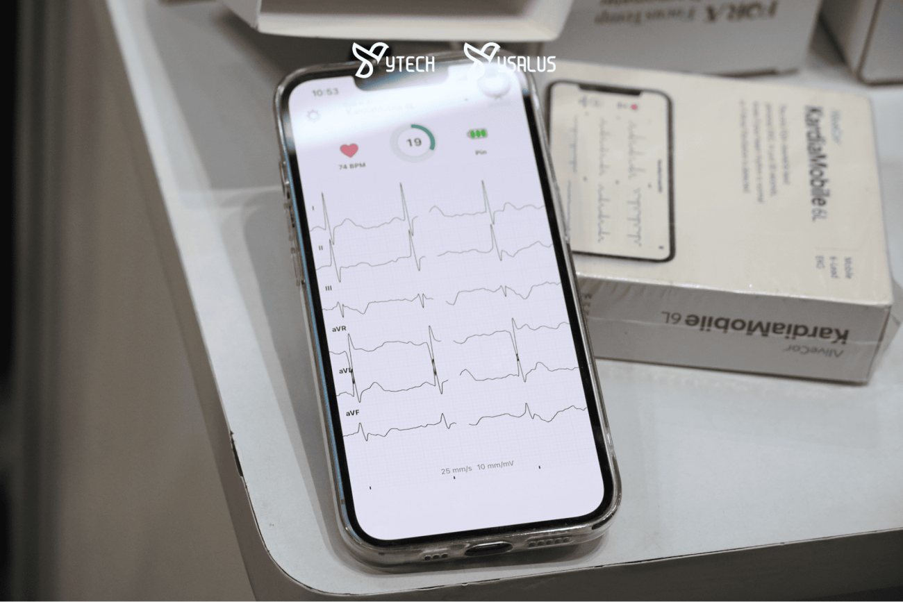 Các khách hàng trải nghiệm sử dụng các thiết bị ngay tại gian hàng