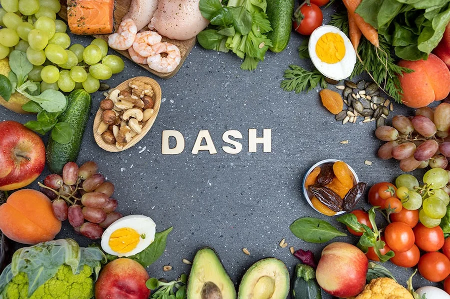 Gợi ý bữa ăn DASH với rau, cá, ngũ cốc nguyên hạt và trái cây cho người tăng huyết áp