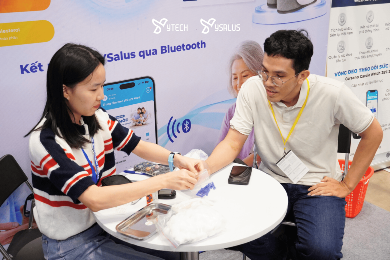 Bác sĩ mua và trải nghiệm máy KaridaMobile 6L tại Đại hội.&nbsp;